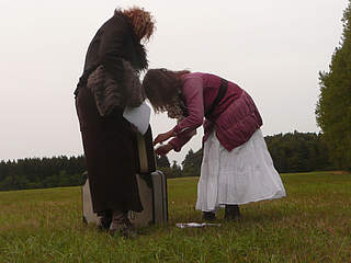 Freiluftlesung vor pensionierten Panzern