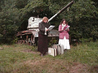 Freiluftlesung vor pensionierten Panzern
